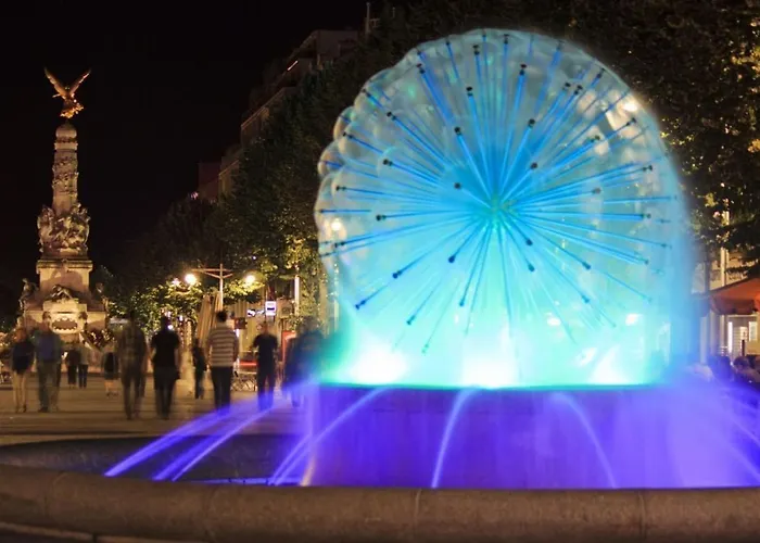 Le Coeur De Reims, La Mairie Et Le Boulingrin Reims